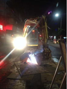 水司、交警等多方通力協(xié)作  快速處置忠孝街自來水爆管搶修