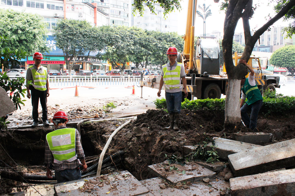 爭分奪秒齊奮戰(zhàn)  搶險(xiǎn)鐵軍逞英豪