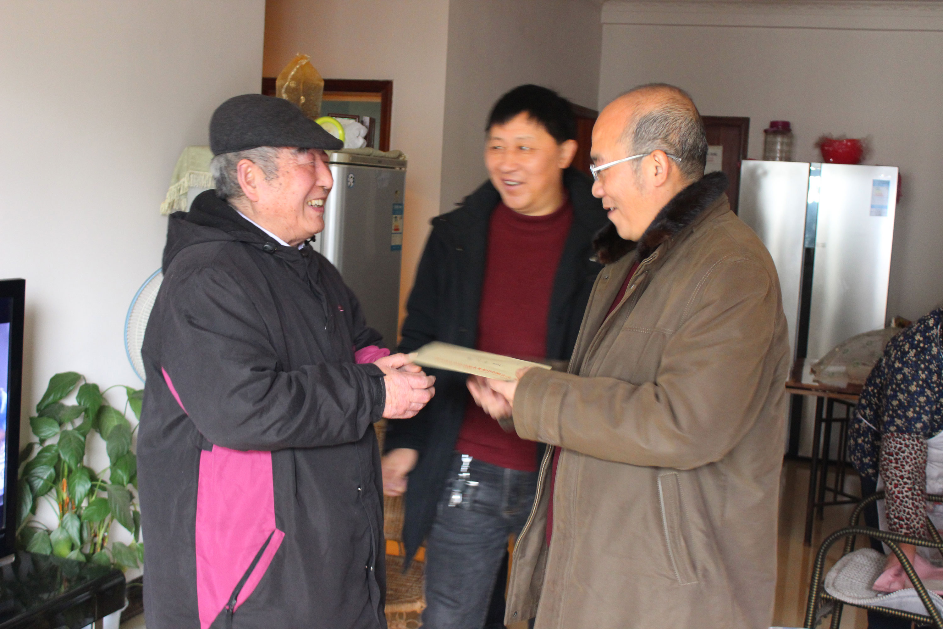 集團(tuán)公司黨委春節(jié)前走訪慰問(wèn)老黨員