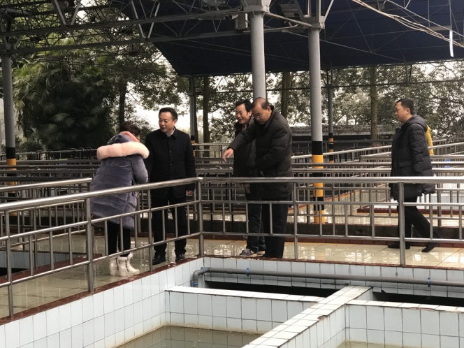 市水務(wù)局局長(zhǎng)董大華一行到一水廠對(duì)一線員工進(jìn)行春節(jié)慰問(wèn)