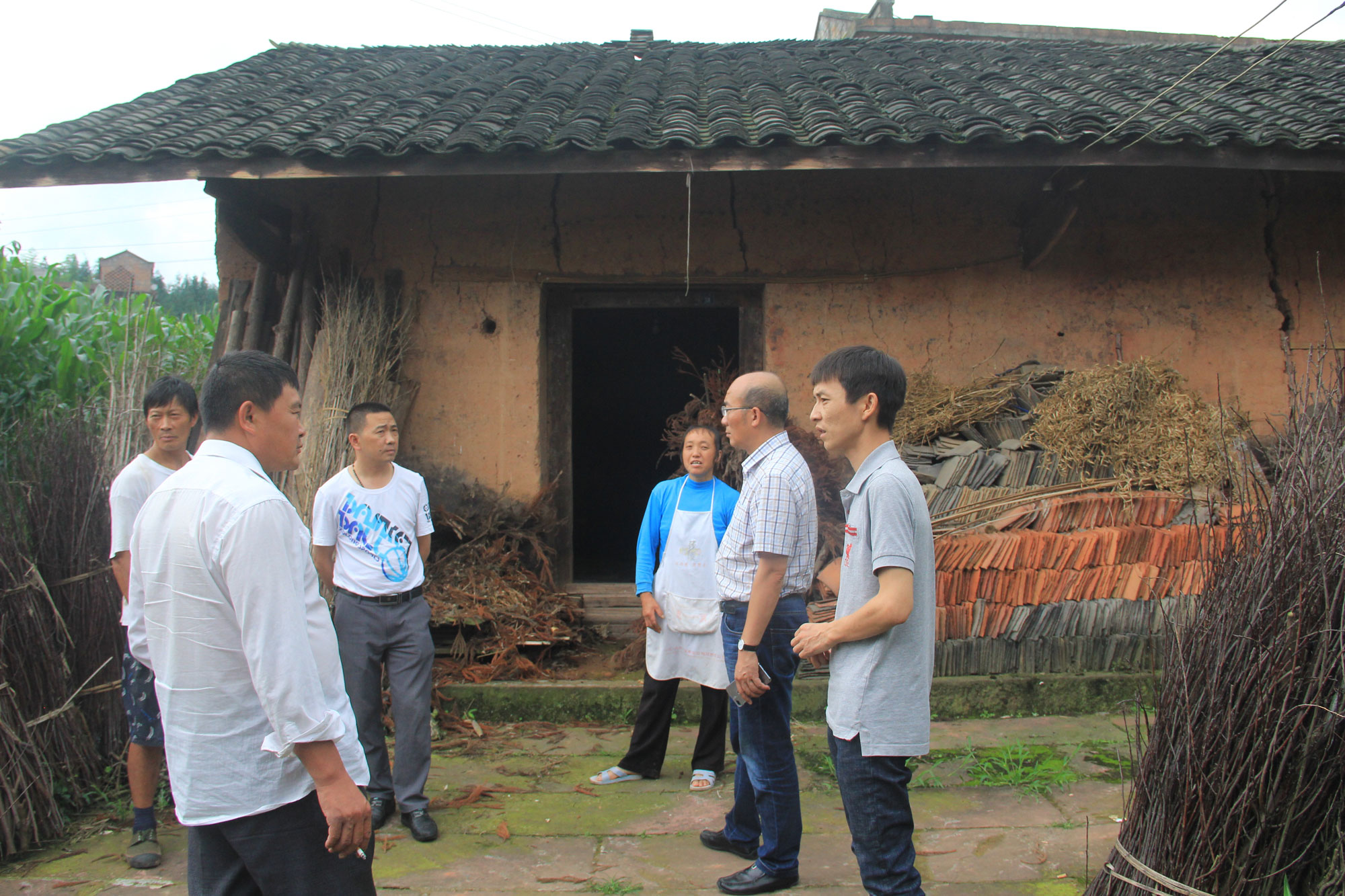 深入扶貧一線，推動“大學習、大討論、大調研”活動落地