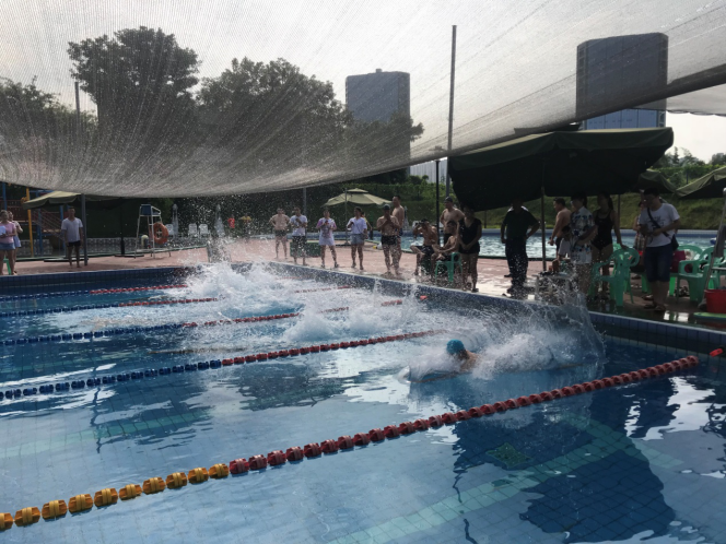中流擊水，浪遏飛舟；奮勇爭先，友誼長存