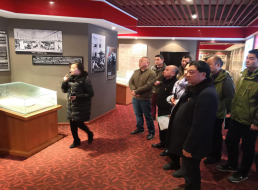 忠誠擔(dān)當(dāng)扛肩上，廉潔奉獻(xiàn)記心上