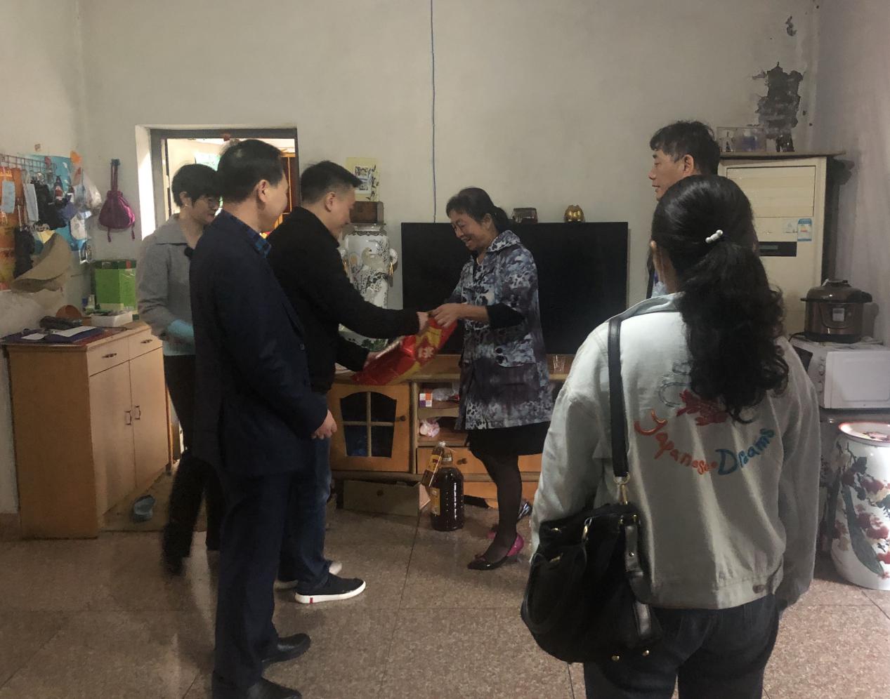 走訪慰問困難戶，真情關(guān)愛暖人心