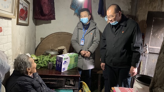 集團(tuán)公司慰問(wèn)“雙包雙?！鄙鐓^(qū)困難群眾