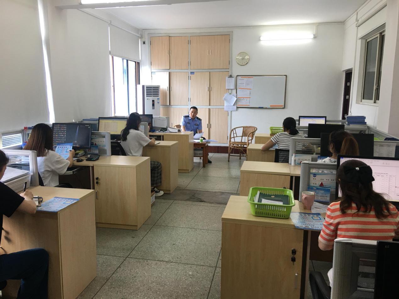 敘州區(qū)長江大道派出所民警到我司財(cái)務(wù)資產(chǎn)部開展全民反詐騙知識宣傳活動