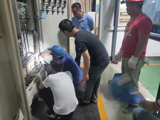 通宵奮戰(zhàn)，順利完成一水廠(chǎng)泵站電氣改造