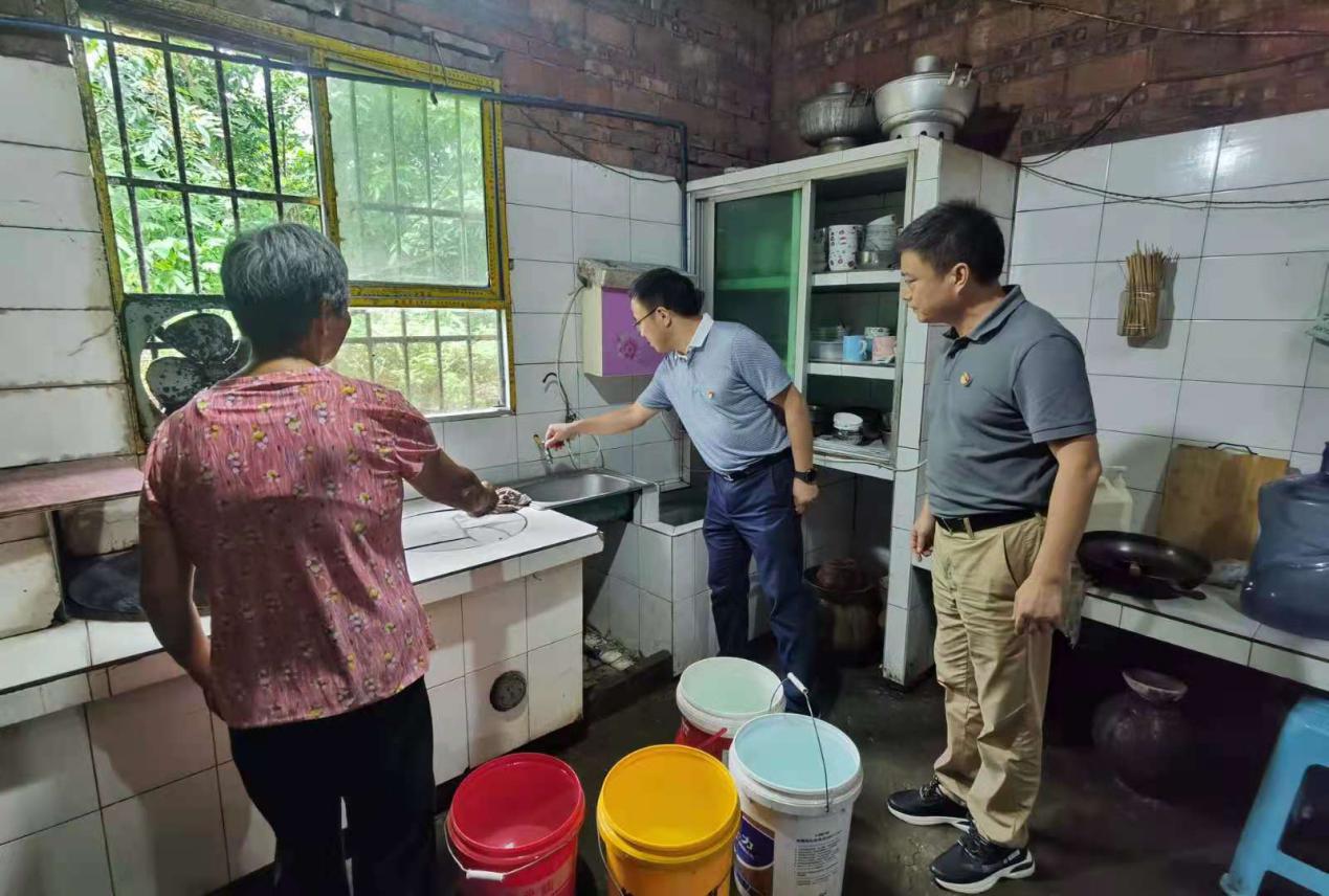 集團(tuán)公司黨委書(shū)記、董事長(zhǎng)周燕賓深入基層開(kāi)展“為群眾辦實(shí)事”工作