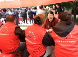 黨建引領(lǐng)新模式  移動(dòng)辦公進(jìn)小區(qū)