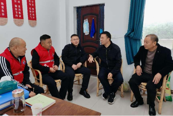 清源水務(wù)天泉公司赴萬里村走訪慰問駐村干部并開展談心談話